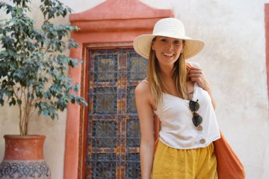 Fas riad kameraya gülümseyen şık kadın