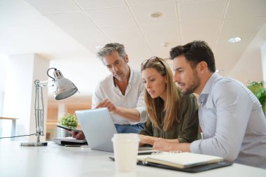 Ofiste iş fikirlerini gözden geçirerek startup ekibi