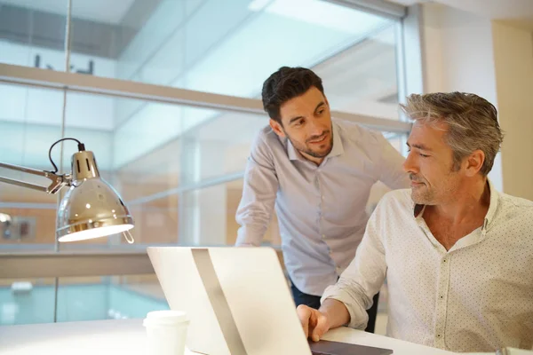 Male Medarbetare Som Talar Över Idéer Modernt Kontor — Stockfoto