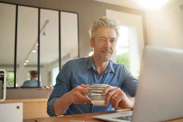 Mogen Man Arbetar Hemifrån Leende Kameran — Stockfoto