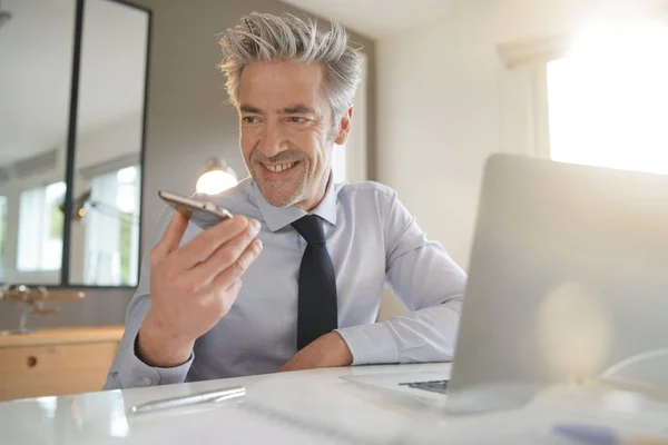 Knappe Zakenman Mobiele Telefoon Werken Hedendaags Kantoor — Stockfoto