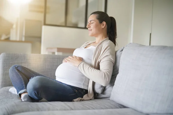 Portrait Femme Enceinte Relaxant Dans Canapé — Photo