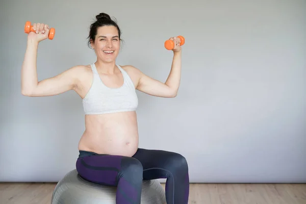 Femme Enceinte Assise Sur Une Balle Fitness Haltères Levage — Photo