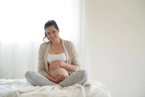 Mujer Embarazada Relajándose Cama — Foto de Stock