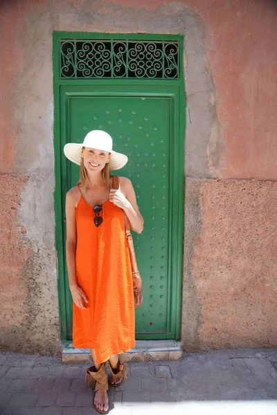 Mooie Vrouw Wandelen Door Straten Marrakech — Stockfoto