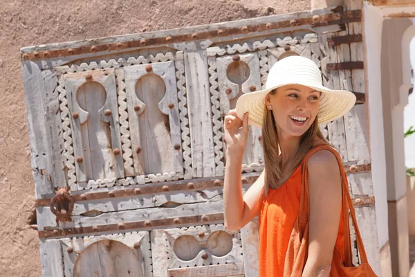 Atemberaubende Frau Hellen Kleid Erkundet Marokkanischen Riad — Stockfoto
