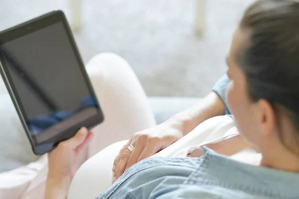 Donna Incinta Che Utilizza Tablet Digitale Rilassarsi Sul Divano — Foto Stock