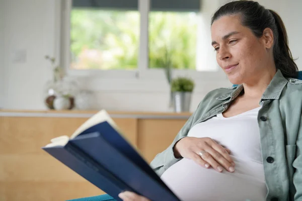 Беременная Женщина Кресле Читает Книгу Расслабляется — стоковое фото