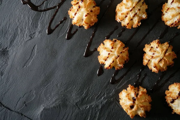 スレートにチョコレートソースを添えたおいしい焼きたてのケーキのトップビュー — ストック写真