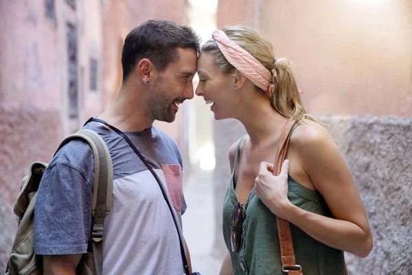 Couple Front Souriant Touchant Maroc — Photo