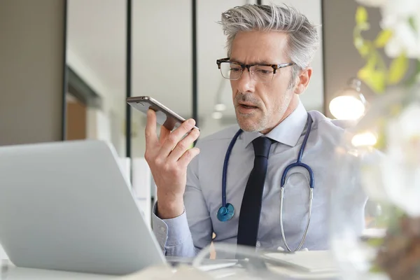 Stilig Läkare Talar Mobiltelefon Moderna Kontor — Stockfoto