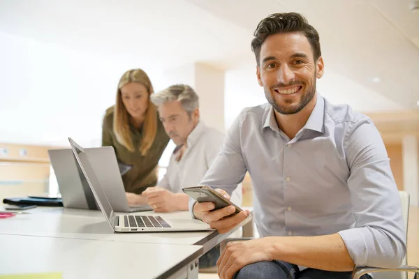 Membre Équipe Démarrage Souriant Caméra Dans Bureau — Photo