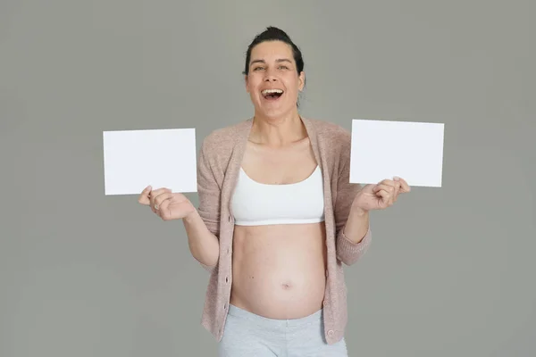 Беременная Женщина Серой Стене Белым Знаком — стоковое фото