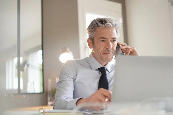 Empresario Hablando Por Celular Oficina Contemporánea — Foto de Stock