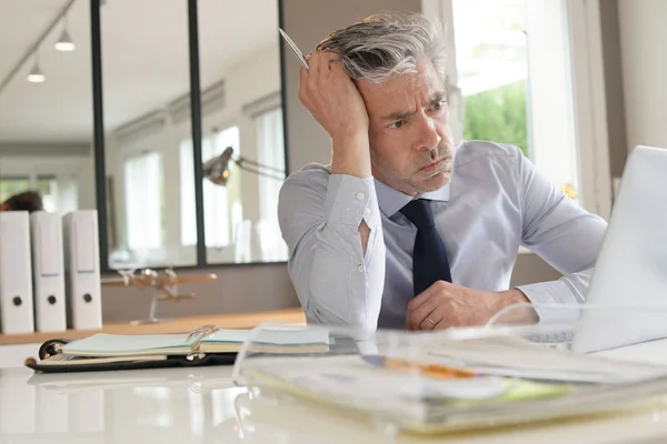 Empresário Estressado Trabalhando Escritório Contemporâneo — Fotografia de Stock