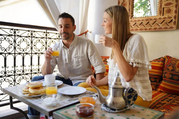 Paar Frühstückt Einem Riad Hotel Marrakesch — Stockfoto