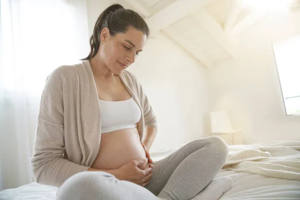 Беременная Женщина Отдыхает Постели — стоковое фото