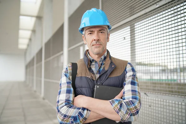 Construction Worker Looking Camera Contemporary Building — Stock Photo, Image