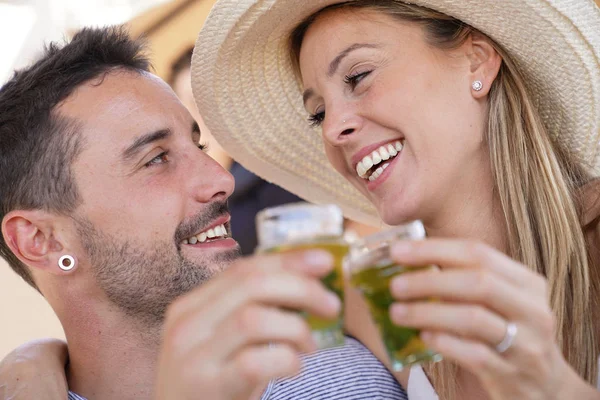 Vrolijk Paar Drinken Van Marokkaanse Muntthee — Stockfoto