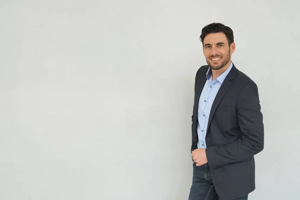 Hombre Negocios Guapo Sonriendo Cámara Sobre Fondo Gris — Foto de Stock