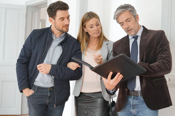 Paar Met Real Estate Agent Een Bezoek Aan Lichte Hedendaagse — Stockfoto