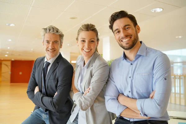 Attraktives Gemischtes Business Team Lächelt Die Kamera — Stockfoto
