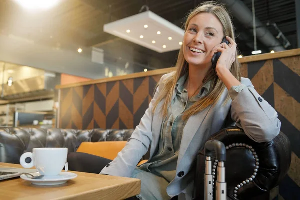 Satış elemanı iş gezisinde satış sunum ları hazırlıyor