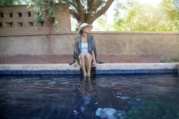 Impresionante Mujer Sentada Junto Piscina Marroquí —  Fotos de Stock