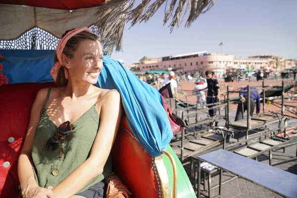 Kobieta Uśmiechnięta Przejażdżce Powozem Marrakeszu — Zdjęcie stockowe