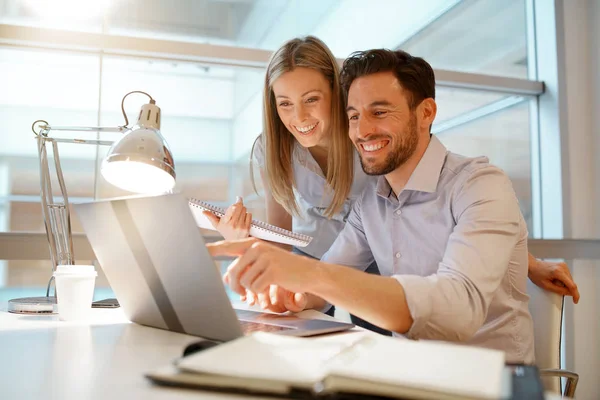 Male Female Coworkers Discussing Ideas Modern Office — Stock Photo, Image