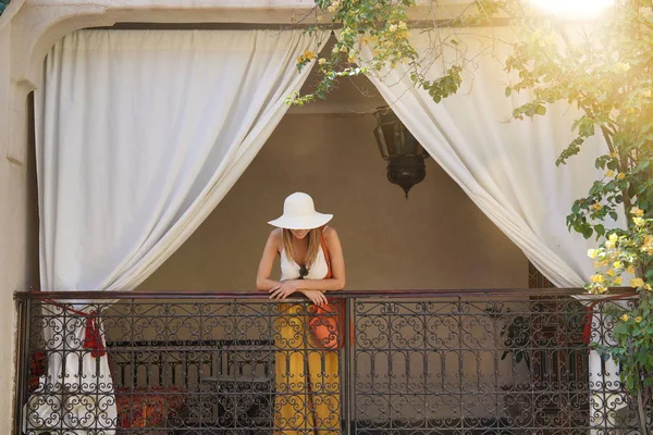 Stylowa Kobieta Balkonie Marokańskim Riad — Zdjęcie stockowe