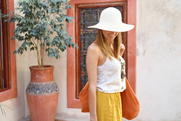 Geleneksel Fas Riad 'ını keşfeden şık bir kadın.