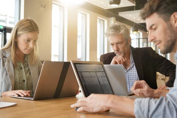 Equipo Ventas Trabajando Través Presentación Con Gerente — Foto de Stock