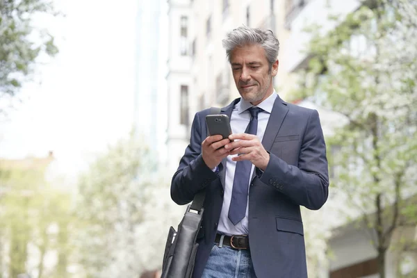 Üzletember Ingázás Gyalog Mobiltelefon — Stock Fotó