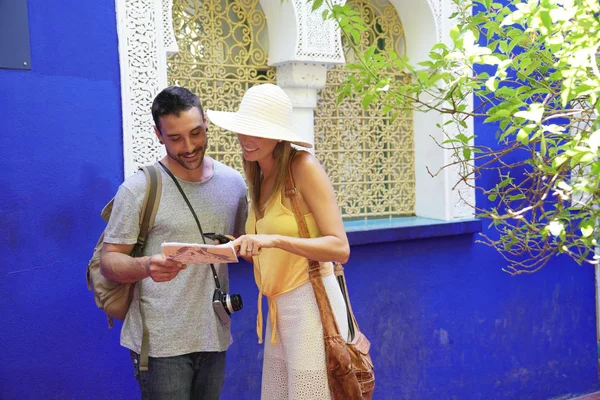 Pareja Mirando Mapa Majorelle Gardens Marruecos — Foto de Stock