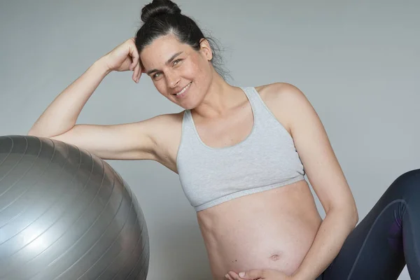 Kobieta Ciąży Siłowni Siedzi Przez Piłkę Fitness Izolowane — Zdjęcie stockowe
