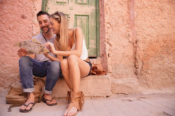 Couple Touristes Regardant Carte Marrakech — Photo