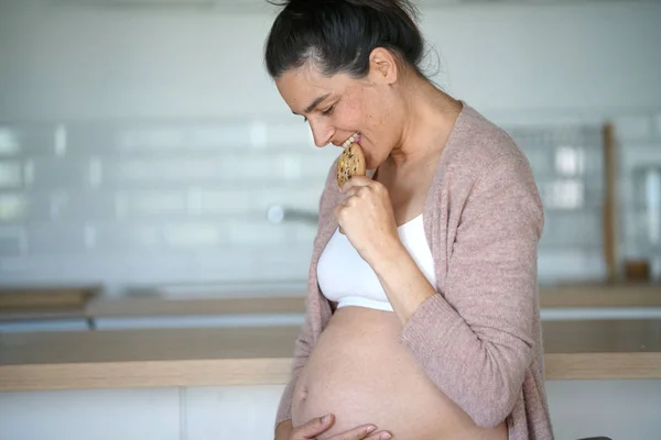 Mujer Embarazada Comiendo Galletas — Foto de Stock