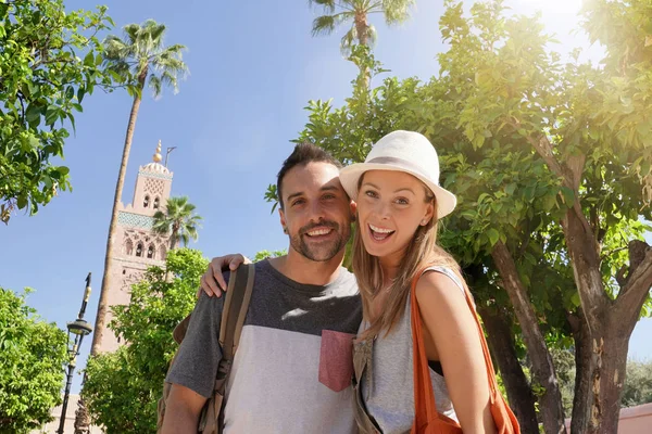 Coppia Turisti Piedi Nei Giardini Koutoubia Marrakech — Foto Stock