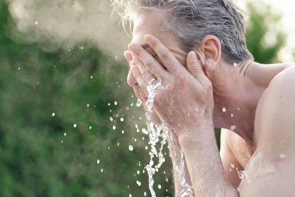Portret Van Topless Man Spetteren Gezicht Met Water — Stockfoto