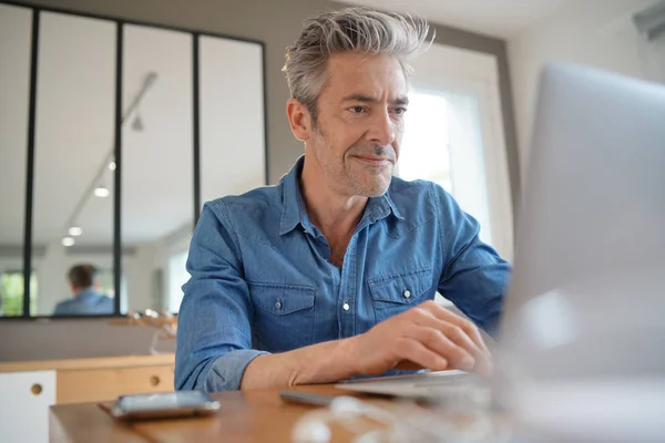 Volwassen Man Werken Vanuit Hedendaags Huis — Stockfoto