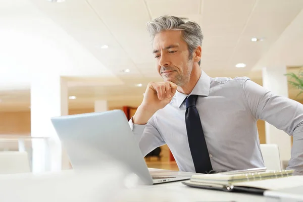 Lachende Volwassen Zakenman Werken Moderne Kantoor — Stockfoto