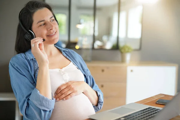 Schwangere Arbeitet Von Hause Aus Mit Laptop Und Headset — Stockfoto