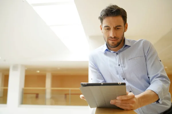 Hombre Negocios Casual Lugar Trabajo Contemporáneo — Foto de Stock