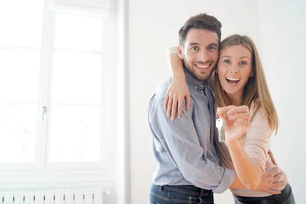 Casal Feliz Com Chaves Para Nova Casa — Fotografia de Stock