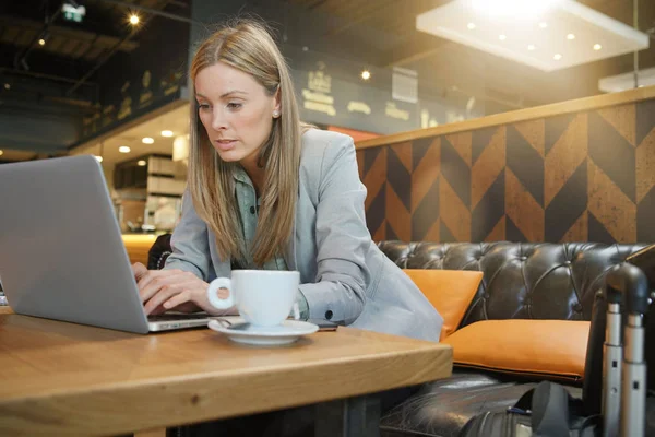 Verkoopsvrouw Voorbereiding Verkooppitch Werk Reis — Stockfoto