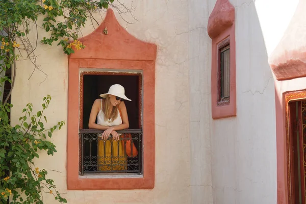Şık kadın traditioanl Fas pencereden dışarı bakıyor