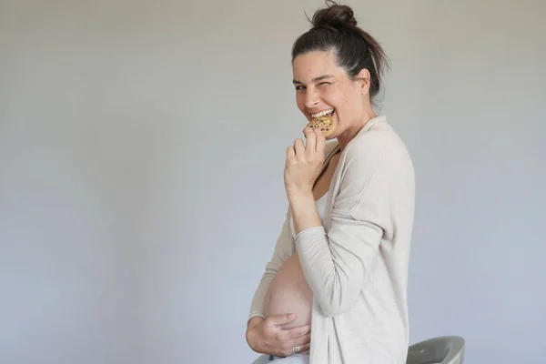 Беременная Женщина Ест Печенье Изолирована — стоковое фото