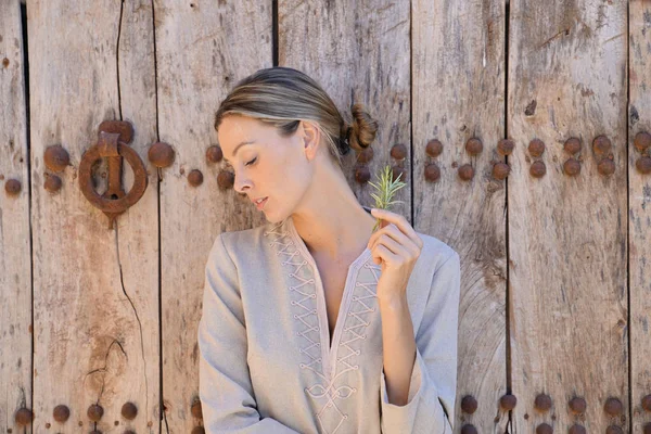 Beauté Naturelle Debout Devant Porte Marocaine Ornée Extérieur — Photo