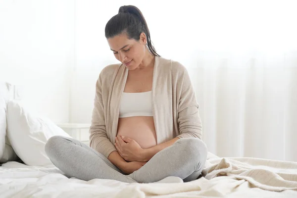 Femme Enceinte Détendre Sur Lit — Photo